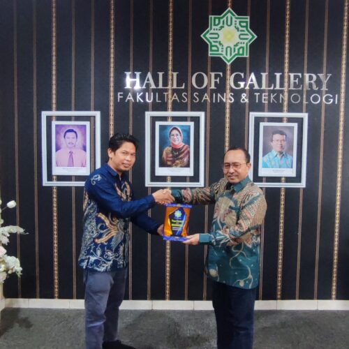 Penyerahan Plakat Kepada Prof. Kudang Boro Seminar