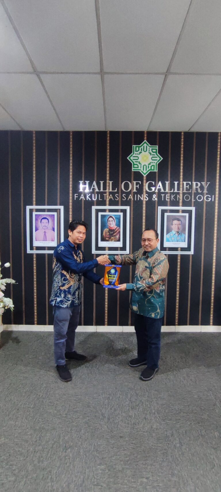 Penyerahan Plakat Kepada Prof. Kudang Boro Seminar