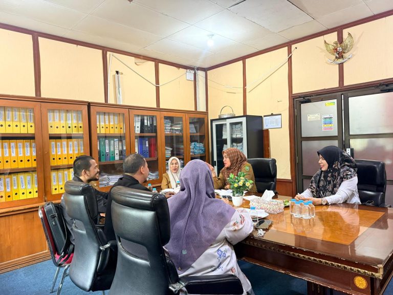 Suasana rapat kunjungan Fakultas Sains dan Teknologi (FST) ke Diskominfo