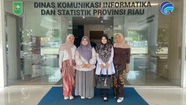 Foto bersama Ketua Program Studi Sistem Informasi dan Profesor Teknik Informatika.