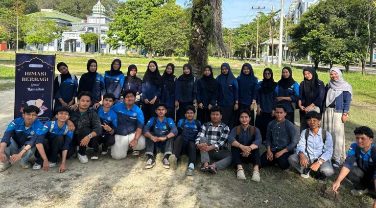 Foto Bersama HIMASI Berbagi Takjil.