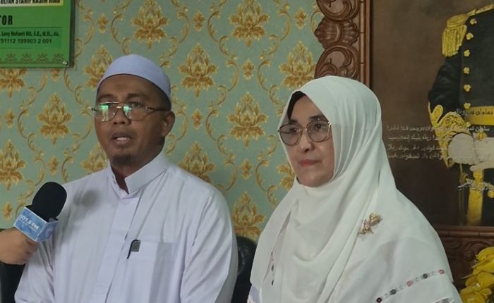 Rektor UIN Sultan Syarif Kasim Riau Prof. Dr. Hj. Leny Nofianti, M.S., S.E., M.Si., Ak., CA bersama Ketua Pokja Masjid Dr. Rodi Wahyudi, S.sos, M.soc, Sc