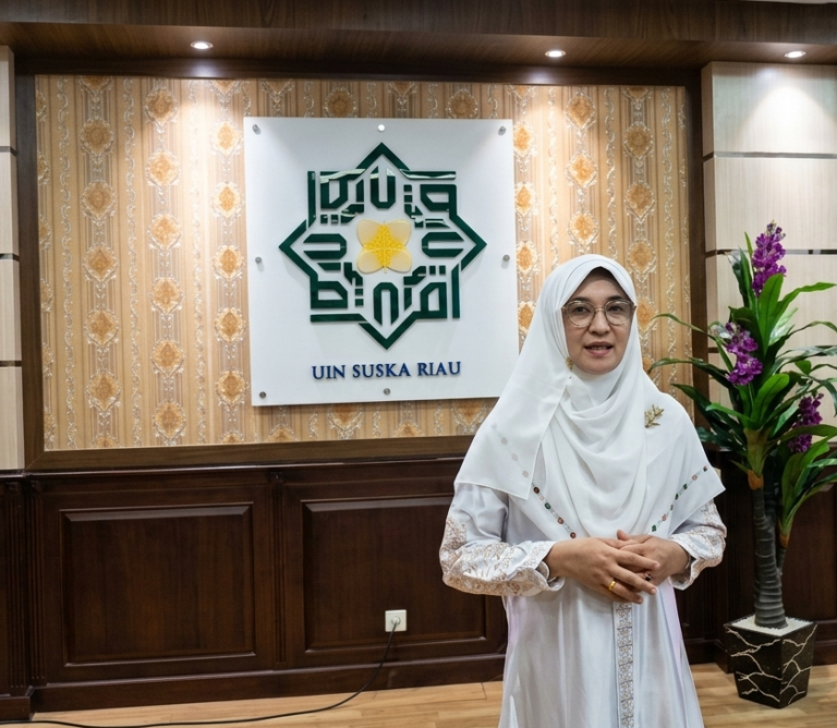 Potret Ibu Rektor UIN Suska Riau, Prof. Dr. Hj. Leny Nofianti